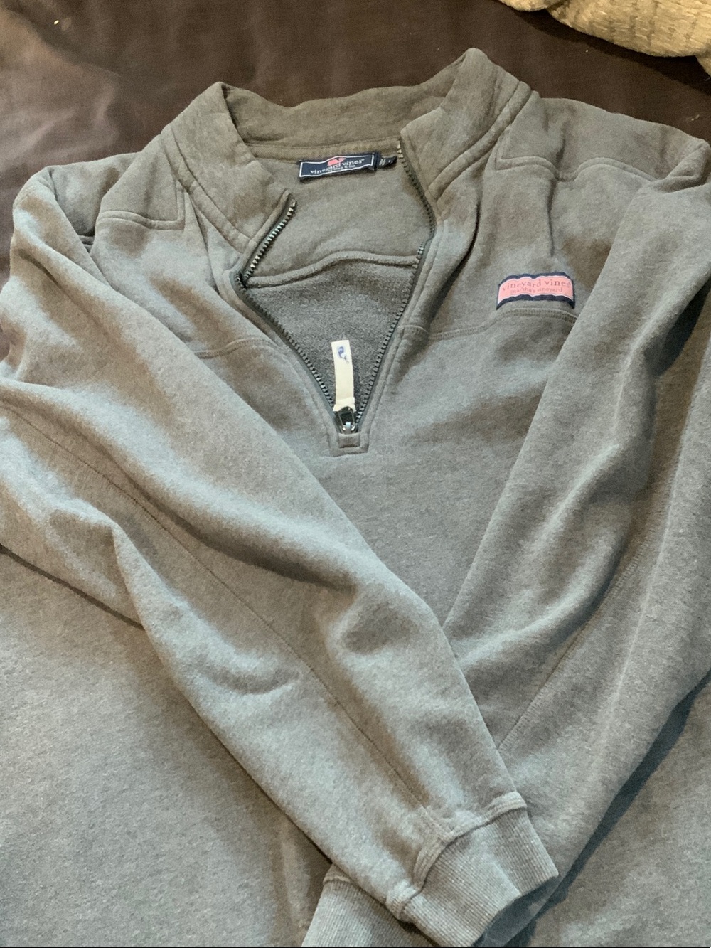 Vineyard Vines Men’s Gray Quarter-Zip Pulloversweater with Pink Logo